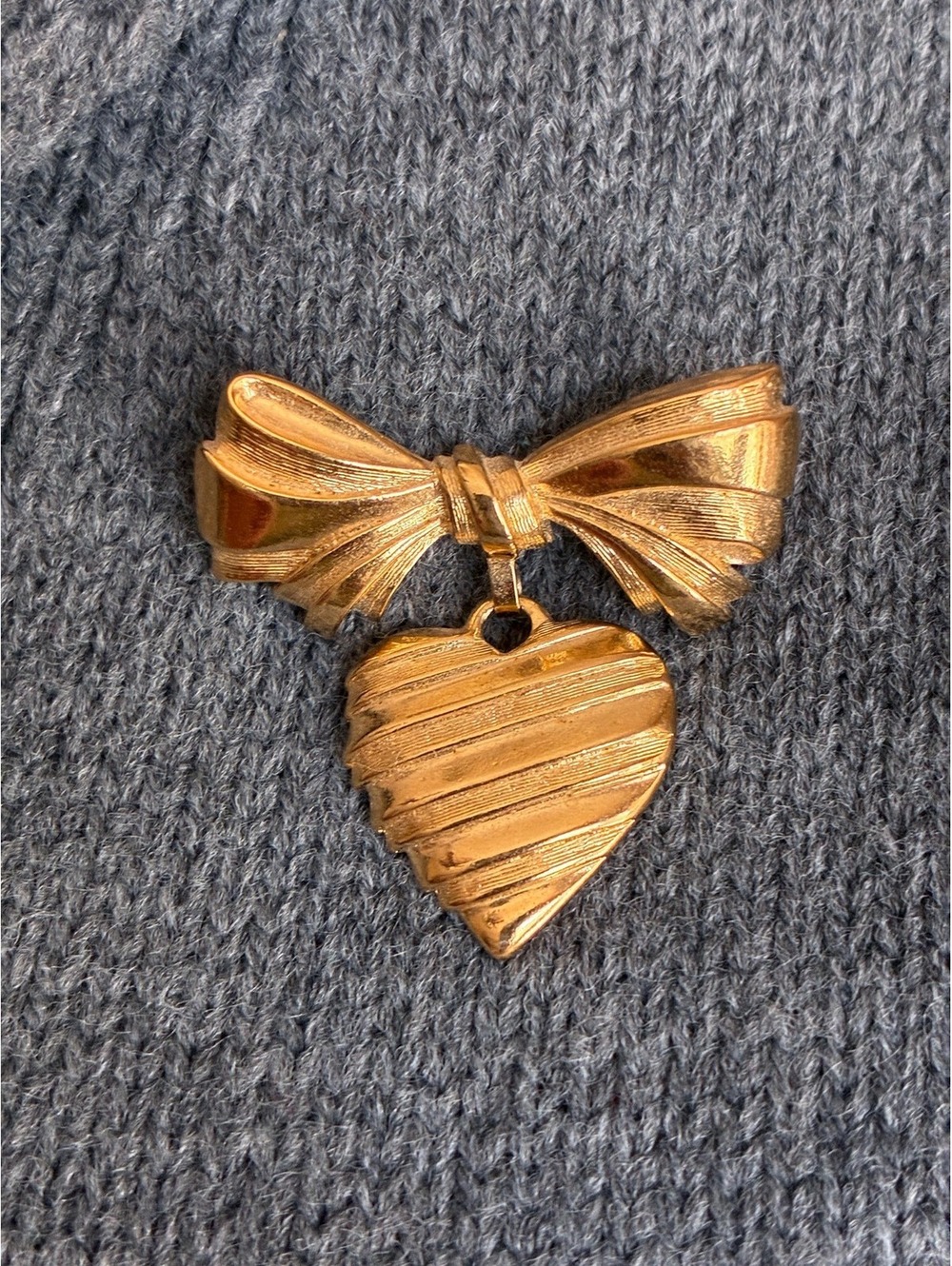 1986 Avon Heart Bow Pendant Brooch - I Love You Grandmother - Sentiment Pin